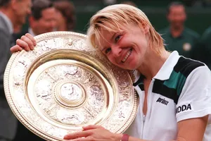 Jana Novotna với chiếc cúp vô địch Wimbledon 1998