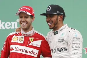 Lewis Hamilton (phải) và Sebastian Vettel