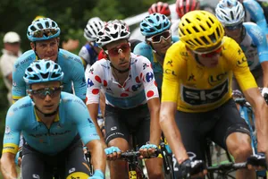 Fabio Aru (giữa) từng nhiều lần đối mặt với Chris Froome ở đấu trường Grand Tour