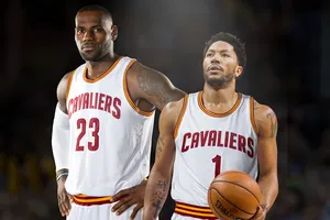 LeBron James (trái) và Derrick Rose hiếm khi sát cánh cùng nhau trong mùa này
