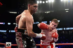 Khan dính đòn nặng trong trận thua Alvarez