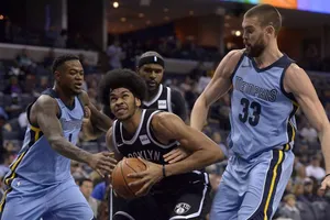 Marc Gasol (phải) trong trận thua Brooklyn Nets