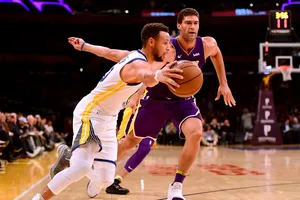 Stephen Curry (trái) đã chơi cực hay trong hiệp phụ