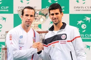 Stepanek (trái) và Djokovic, từ địch thủ trở thành thầy - trò