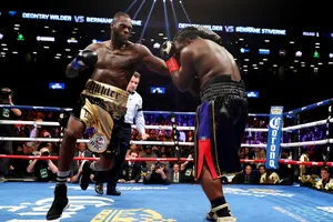 Wilder (trái) đấm gục Stiverne "trong cơn cuồng nộ"