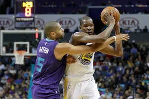 Kevin Durant (phải) đã chơi cực hay với cú triple-double