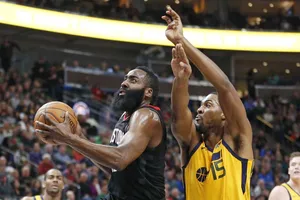 James Harden (trái) là nhân tố giúp Rockets "trên màu" Utah
