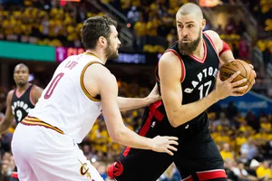 Jonas Valanciunas (phải) không thể giúp Raptors thắng LA Clippers