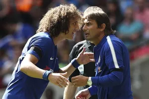 Antonio Conte (phải) nói ông không dối trá về tình trạng chấn thương của David Luiz