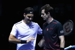 Murray (phải) và Federer ở sự kiện giao hữu tại Glasgow