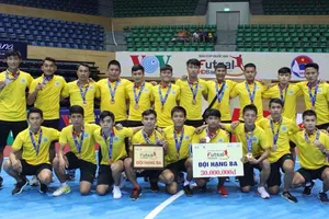 CLB Sài Gòn của HLV Trung “Núi” và trợ lí Tuấn Anh giành hạng 3 tại Cúp QG 2017