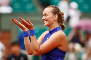 Petra Kvitova khoe... bàn tay mới