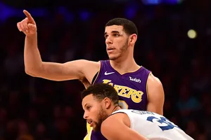 Lonzo Ball (đứng) sẽ phải vắng mặt trong ít nhất 1 tuần lễ