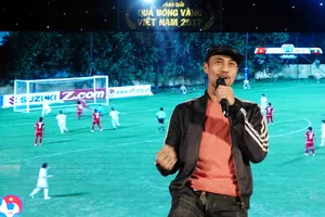 Ca sĩ Anh Khoa tập dượt cho Gala trao giải. Ảnh DŨNG PHƯƠNG 