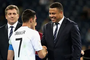 Ronaldo "người ngoài hành tinh" trong lễ trao giải Confed Cup 2017