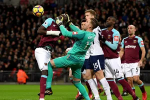 Thủ môn Adrian chụp thẳng đôi tay vào.. đầu của Kouyate