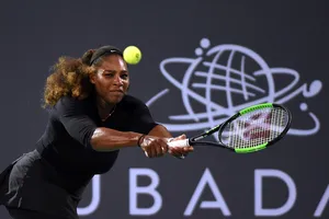 Serena Williams trong trận đấu giao hữu ở Abu Dhabi