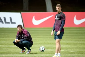 Lampard (trái) luôn quan tâm đến đàn em ở tuyển Anh là Barkley