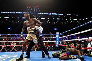 Deontay Wilder sau khi đấm gục Bermane Stiverne
