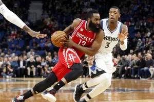 James Harden đi bóng trước sự cản phá của một hậu vệ Wolves