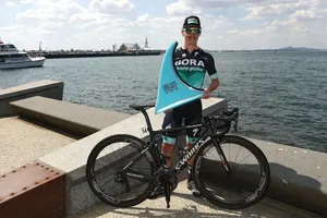 Jay McCarthy khoe chiếc cúp vô địch Cadel Evans Great Ocean 