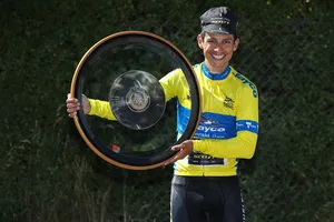 Esteban Chaves và chiếc cúp vô địch Herald Sun Tour