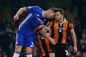 Cận cảnh pha "đụng đầu" kinh hoàng giữa Gary Cahill và Gary Mason