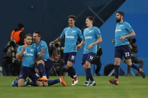 Branislav Ivanovic (ngoài cùng bên trái)