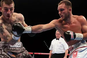 Dale Evans (phải) treo găng ở tuổi 26