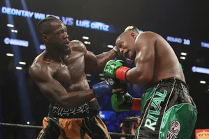 Deontay Wilder (trái) trong trận thắng Luis Ortiz