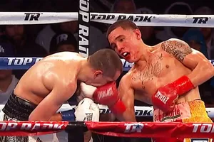 Oscar Valdez (phải) đổ khá nhiều máu để đánh bại Scott Quigg
