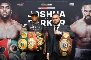 Anthony Joshua (trái) và Joseph Parker