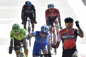 Greg van Avermaet (phải) đăng quang Paris-Roubaix 2017 một cách ngoạn mục