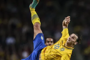 Cú "xe đạp chổng ngược thần thánh" của "Thánh Ibra" vào lưới tuyển Anh 