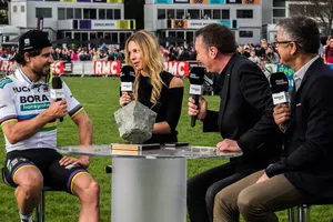 Pete Sagan (trái) trả lời phỏng vấn sau khi đăng quang Paris-Roubaix