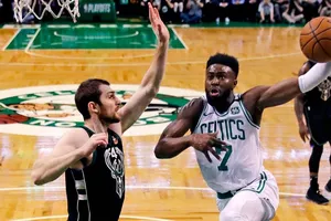 Jaylen Brown (phải) của Celtics trong một pha tấn công trên rổ
