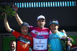 Niềm vui chiến thắng của Thibaut Pinot (giữa)