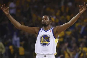 Kevin Durant ăn mừng chiến thắng
