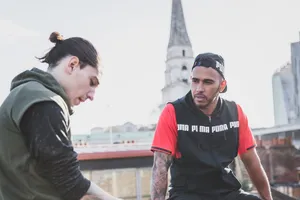 Lewis Hamilton (phải) và Hector Bellerin của Arsenal