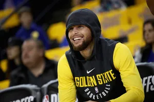 Stephen Curry làm nóng nhưng rồi vẫn ngồi ngoài sân đấu
