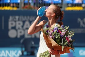 Petra Kvitova hôn chiếc cúp vô địch Praha Open 2018