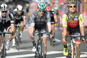 Sam Bennett (giữa) sẵn sàng gõ cửa Quick-Step Floors