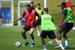 Ruben Loftus-Cheek (áo đỏ) trong một buổi tập với tuyển Anh
