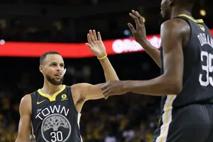 Curry hiển lộ thần uy