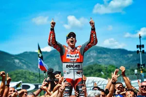 Jorge Lorenzo ăn mừng chiến thắng