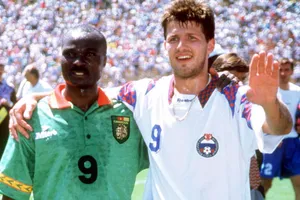 Oleg Salenko (phải) và Roger Milla sau trận đấu đáng nhớ hồi năm 1994