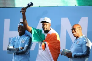 Yaya Toure (giữa) xứng đáng được các CĐV Man.City lên tiếng bảo vệ vào lúc này.