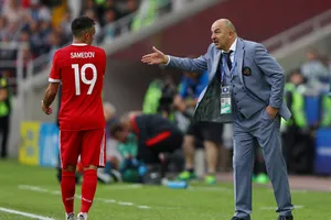 HLV Cherchesov đang chỉ đạo một cầu thủ Nga