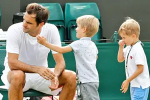 Roger Federer chơi đùa với 2 con trai sinh đôi