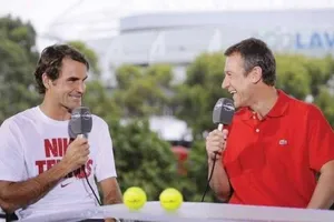 Roger Federer và Mats Wilander trong một buổi phỏng vấn trên truyền hình